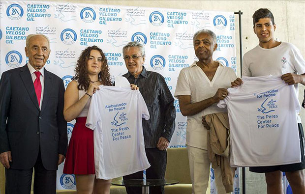 Los músicos brasileños Caetano Veloso y Gilberto Gil junto al expresidente israelí Simón Peres, durante una visita al Centro Peres, en la localidad de Yafo, donde se reunieron con niños judíos y palestinos para expresar su apoyo al diálogo y la tolerancia. © Centro Peres de la Paz