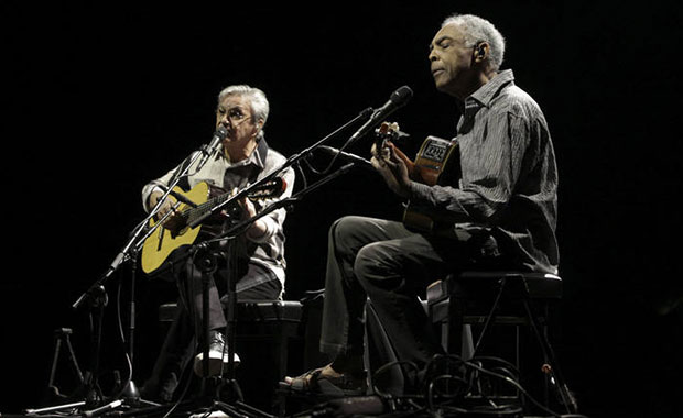 Caetano Veloso y Gilberto Gil ayer en el Estadio Menorah Arena de Tel Aviv (Israel).