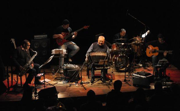 El bandoneonista salteño Dino Saluzzi con su quinteto, comenzó el ciclo de conciertos en el Café Vinilo del barrio porteño de Palermo. © Ramiro Gómez | Télam