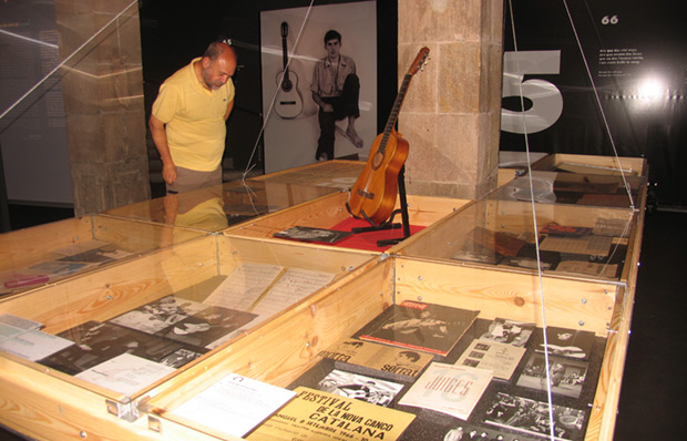 Puig frente a la primera guitarra de Serrat en el ámbito temático dedicado a los primeros años del cantautor. © Manel Gausachs