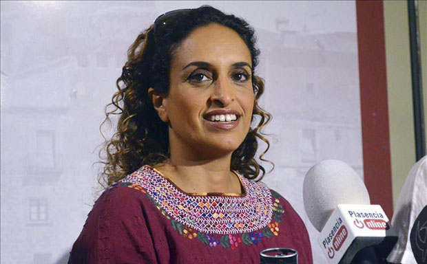 La cantante israelí Noa (Achinoam Nini), durante la rueda de prensa que ha ofrecido hoy con motivo de su actuación esta noche en el XX Festival Internacional Folk de Plasencia. © EFE