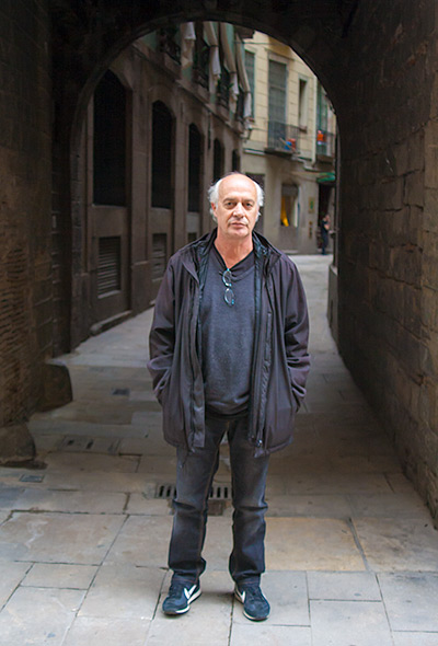 Joan Isaac en las calles del Raval de Barcelona. © Xavier Pintanel