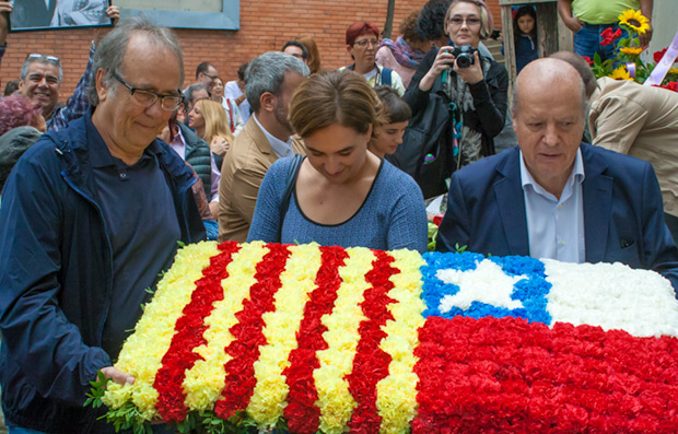 Joan Manuel Serrat; Ada Colau, alcaldesa de Barcelona; y Eulogio Davalos, guitarrista y presidente del Centro Salvador Allende en Barcelona; ofrecieron una corona de flores con las banderas catalana y chilena ante el busto del presidente. © Xavier Pintanel