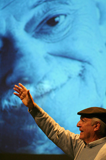 Daniel Viglietti en un homenaje a Mario Benedetti en Barcelona en 2011. © Xavier Pintanel