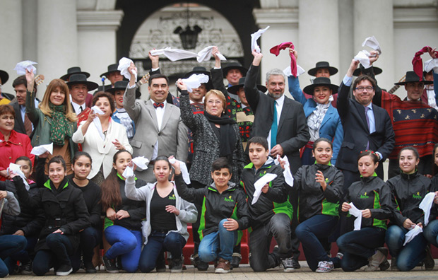 La presidenta de Chile Michelle Bachelet y el Ministro de Cultura Ernesto Ottone agitan el pañuelo en la Plaza de la Constitución de Santiago. © Natalia Espina | Consejo Nacional de la Cultura y las Artes. Gobierno de Chile