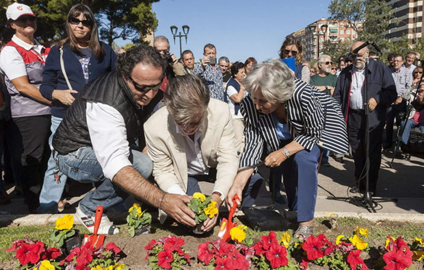 El alcalde de Zaragoza y la viuda de Labordeta plantan unas flores en honor del polifacético músico, escritor y político. © EFE