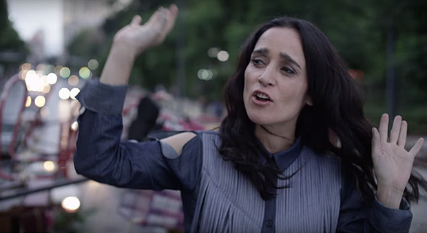 Julieta Venegas en un fotograma de su video clip «Buenas noches, desolación».