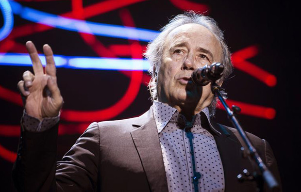 Joan Manuel Serrat, durante el concierto que ha ofrecido en el Palacio de Deportes de Madrid dentro de la gira «Antología desordenada», en la que celebra 50 años transcurridos desde su primera actuación. © EFE