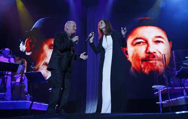 Ana Belén y Víctor Manuel durante el concierto que ofrecieron ayer en el Palacio de los Deportes de Madrid, con el que cierran su gira «Canciones Regaladas». © EFE