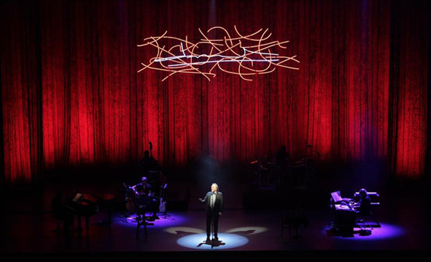 Joan Manuel Serrat durante su presentación en el Auditorio Nacional, en Ciudad de México, como parte de su gira por América «Antología desordenada» con la que celebra 50 años de carrera. © EFE