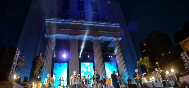 Inti-Illimani ante la fachada del Palacio de los Tribunales de Valparaíso. © Consejo Nacional de la Cultura y las Artes. Gobierno de Chile