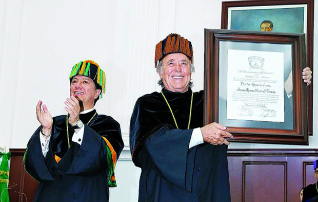 Joan Manuel Serrat es investido doctor Honoris Causa por la UAEM.