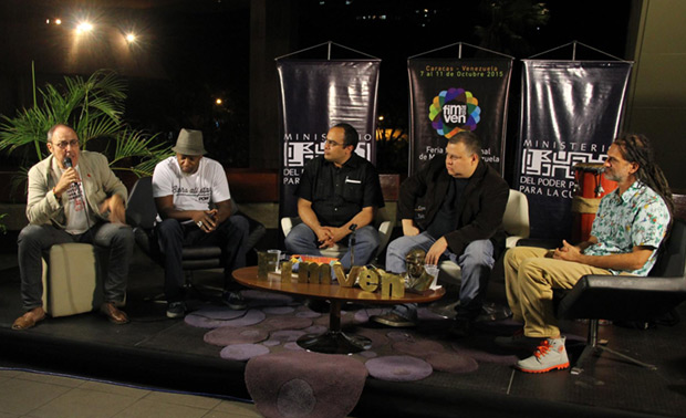 De izquierda a derecha: Pere Camps, director del BarnaSants; Joel Pío Márquez, artista; José Jesús Gómez, director del IAEM; Reinaldo Iturriza, ministro del Poder Popular para la Cultura; y Claudio Amico, director del CENDIS. © Orlando Herrera