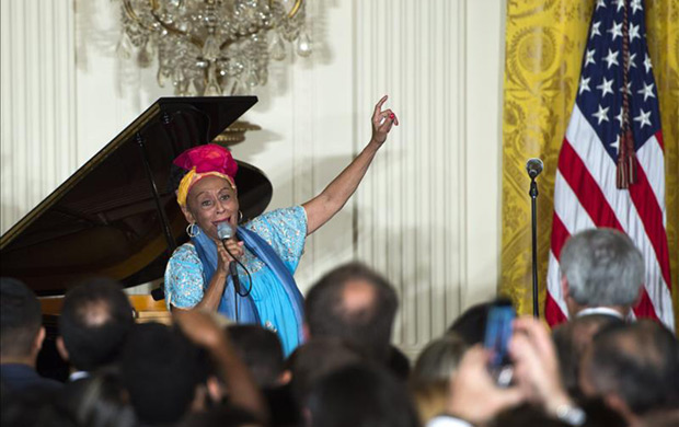 Omara Portuondo y otros integrantes de la agrupación cubana Buena Vista Social Club se presentan durante una ceremonia por el Mes de la Herencia Hispánica y el 25 aniversario de la iniciativa por la Excelencia Educacional Hispana, este 15 de octubre, en el Salón Este de la Casa Blanca, en Washington. © EFE