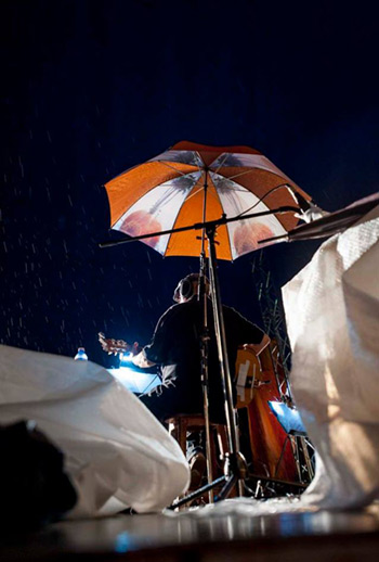 Trovador con sombrilla. Silvio Rodríguez bajo la lluvia en la Plaza Roja del municipio 10 de Octubre. © Iván Soca