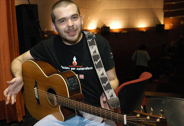 El compositor, guitarrista y cantante español Alberto Alcalá es uno de los participantes del proyecto. © EFE