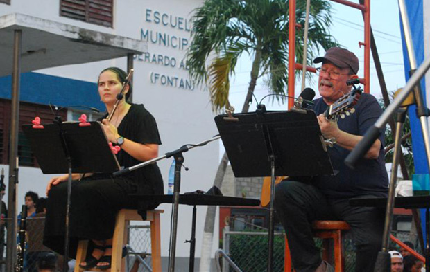 Silvio Rodríguez y Niurka González en concierto en el barrio de Mantilla en La Habana. © Víctor Casaus