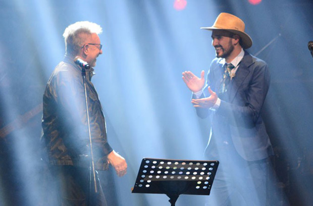 León Gieco apareció por sorpresa en la primera noche de las 21 que tiene previstas Abel Pintos en el Teatro Ópera de Buenos Aires. © Cam Cammarata