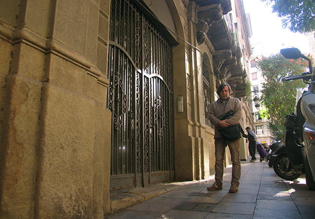 En este edificio de la calle Manresa 2-4 de Barcelona, Rafa y Xavier Patricio crearon y ensayaron mucha de su música, muy a pesar de sus vecinos. © Manel Gausachs