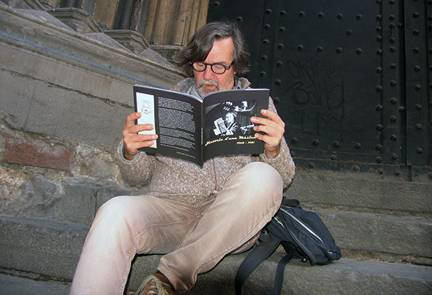 Rafa Zaragoza observando atentamente las fotos que, su excompañero de pupitre y de andanadas musicales, Enric Pareto ha recogido en su libro 'Història d'una música (1968-1981)'. © Manel Gausachs