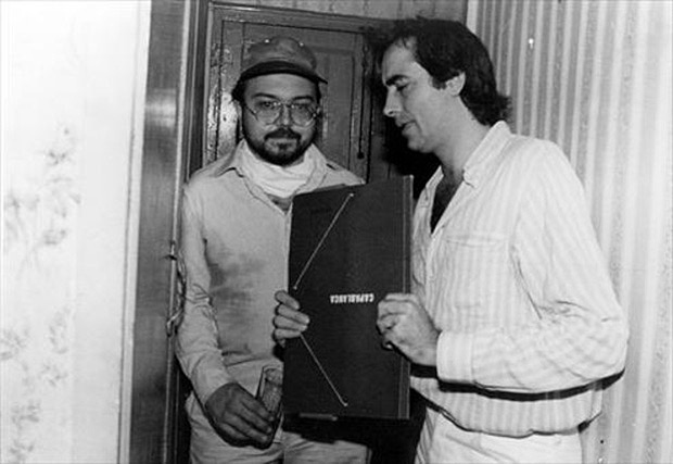 Gato Pérez y Joan Manuel Serrat con la carpeta de Capablanca (1982) de La Voss del Trópico.