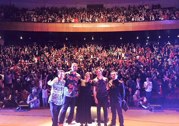 Ana Tijoux y su grupo al final de su concierto en el Teatro de la Casa de la Cultura Ecuatoriana.