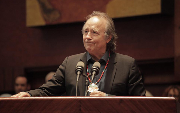 Joan Manuel Serrat recibió la medalla «Adalberto Ortiz» en la Asamblea Nacional del Ecuador. © Asamblea Nacional del Ecuador