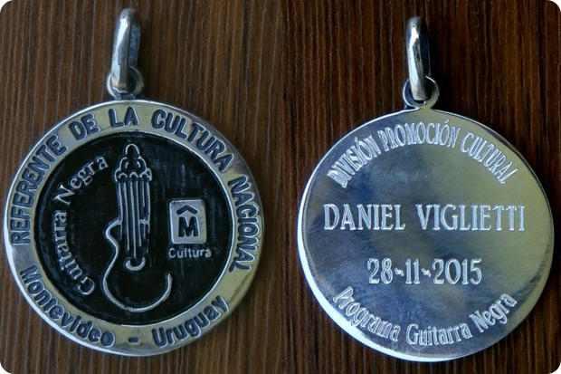 Daniel Viglietti recibe la distinción «Guitarra Negra».