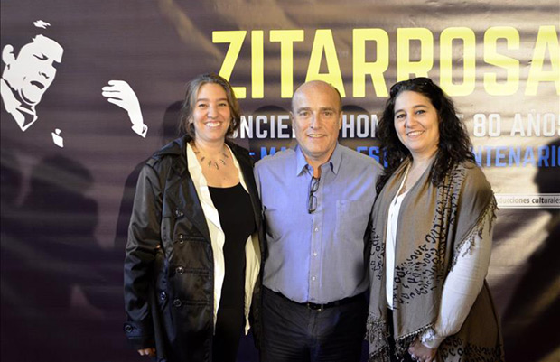 De izquierda a derecha: Serena Zitarrosa, hija de Alfredo Zitarrosa; el intendente de Montevideo, Daniel Martínez, y Moriana Zitarrosa, hija de Alfredo Zitarrosa; en la presentación del concierto en Montevideo.