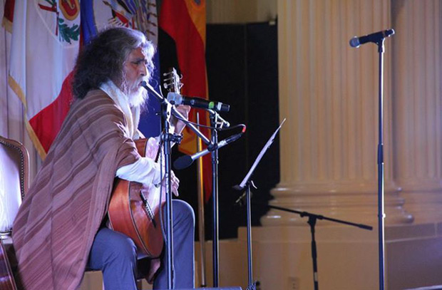 Manuelcha Prado en el acto de entrega de su condecoración en le OEA por su compromiso con la difusión y cultura andina.