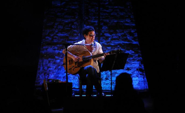 Fernando Cabrera en el Café Vinilo. © Víctor Carrería | Télam