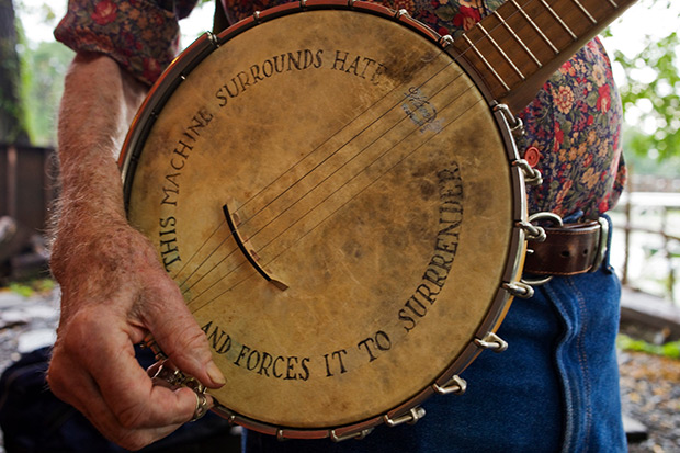 El banjo de Pete Seeger con la leyenda «This machine surrounds hate and forces it to surrender» (Esta máquina rodea al odio y lo obliga a rendirse). © Andrew Sullivan