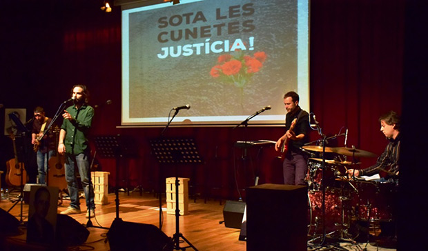 La banda. De izquierda a derecha: Toni Medialdea a la guitarra eléctrica, Alfons Olmo, Ramon Vagué al bajo y Raül Lorenzo a la batería. © Núria Trulla Macia