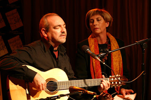 Esteban Valdivieso y Elodia Campra en la presentación del libro “Manifiesto Canción del Sur”.