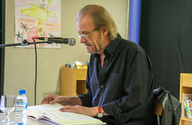 Luis Eduardo Aute recitando sus «poemigas». © Xavier Pintanel