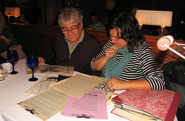 Rafael Moll y Jessi Pérez leyendo atentamente manuscritos inéditos y hojas promocionales que escribió Xavier Patricio Pérez poco antes de mutar en Gato Pérez. © Manel Gausachs