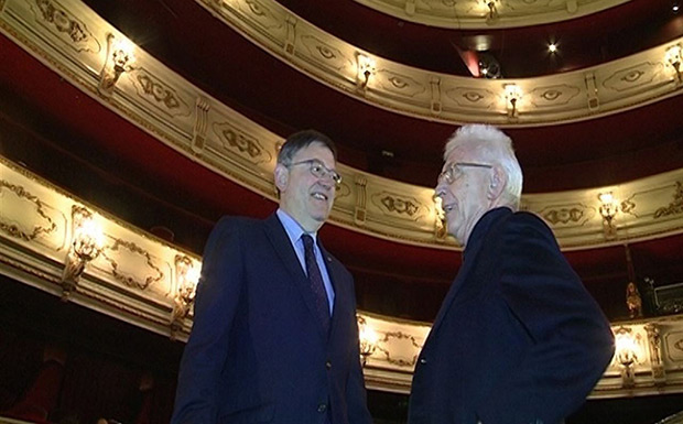 Ximo Puig, presidente de la Generalitat valenciana, y Raimon en el Teatro Principal de Valencia. © EUROPA PRESS