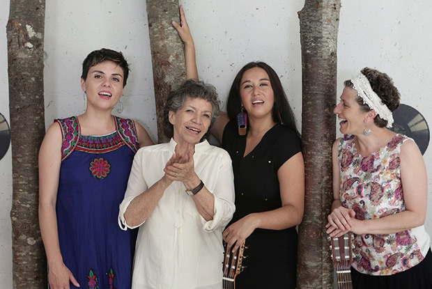 De izquierda a derecha: Eli Morris, Isabel Parra, Fabiola González «la Chinganera» y Magdalena Matthey. © Museo Violeta Parra