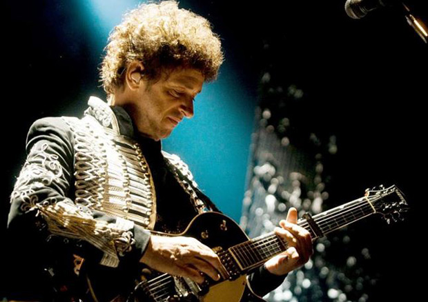 El cantante argentino Gustavo Cerati se presenta, el 11 de mayo de 2010, durante su concierto en la plaza de toros La Macarena de Medellín (Colombia) como parte de su tour «Fuerza Natural». © EFE