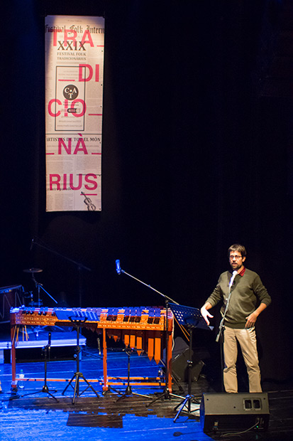 Pedro Strukelj, director de ciclo Hamaques, presentó el concierto. © Xavier Pintanel