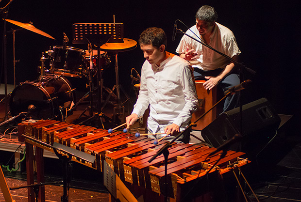 El mexicano Yehosuá Escobedo con la marimba chiapanenca. © Xavier Pintanel