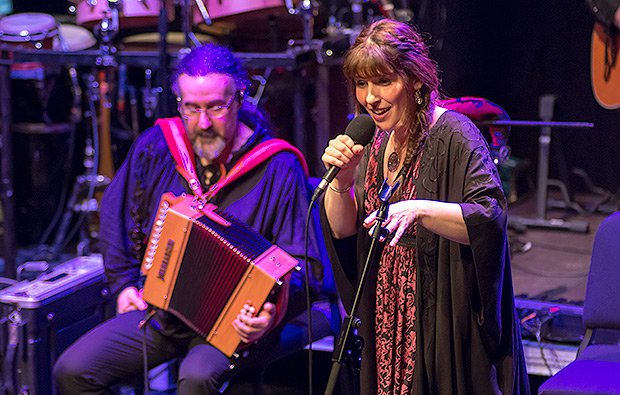 Bieito Romero y Paula Rey, de Luar Na Lubre en el Tradicionàrius. © Xavier Pintanel