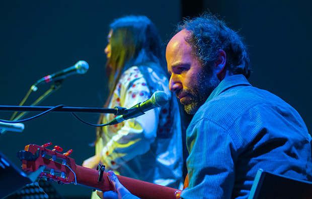 Héxtor Serrano arropó con la extraordinaria delicadeza de su guitarra la voz Rosa Sánchez. © Xavier Pintanel