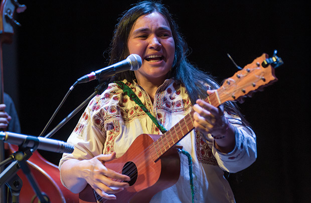 Rosa Sánchez acompañándose con su jarana. © Xavier Pintanel