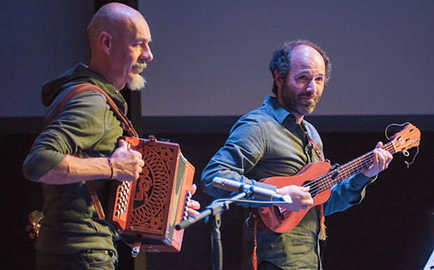 Ilio Amisano y Héctor Serrano con el requinto jarocho. © Xavier Pintanel