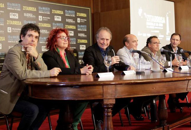 De izquierda a derecha: el músico y poeta uruguayo, Fernando Cabrera; la directora de Cultura de la Intendencia de Montevideo, Mariana Percovich; Joan Manuel Serrat ; el intendente de Montevideo, Daniel Martínez; el secretario general de la Intendencia de Montevideo, Fernando Nopitsh; y el productor, Renée Ferraro, participan en una rueda de prensa este lunes, en la Intendencia de Montevideo (Uruguay). © EFE