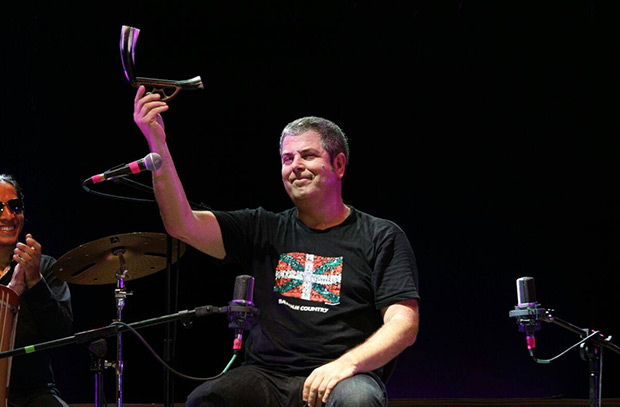 El músico vasco Kepa Junkera sosteniendo una alboka en su intervención en el Festival Internacional de Música de Alturas en Lima (Perú). © Estephany Uceda