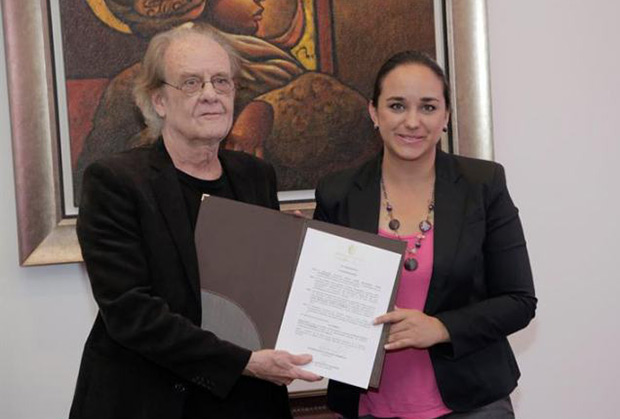 La presidenta de la Asamblea Nacional Gabriela Rivadeneira junto a Luis Eduardo Aute este lunes. © Asamblea Nacional del Ecuador