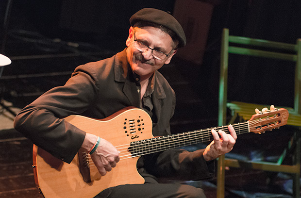 Jordi Fusté es «Lo Mut de Ferreries»: guitarras española, acústica y dirección musical © Xavier Pintanel