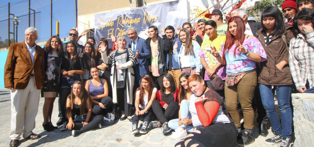 Presentación de la etapa inicial de un mural que será pintado por alumnos del Liceo Artístico Guillermo Gronemeyer de Quilpué en homenaje a Osvaldo Rodríguez. © Consejo Nacional de la Cultura y las Artes